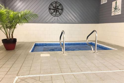 a swimming pool with two faucets in a building at Quality Inn & Suites Lincoln near I-55 in Lincoln