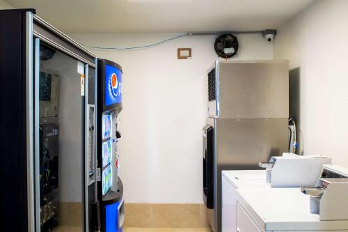 Kuchyň nebo kuchyňský kout v ubytování Quality Inn Plainfield - Indianapolis West