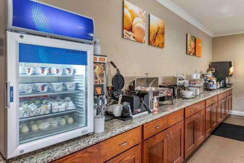 Kuchyň nebo kuchyňský kout v ubytování Comfort Inn & Suites Muncie Near University