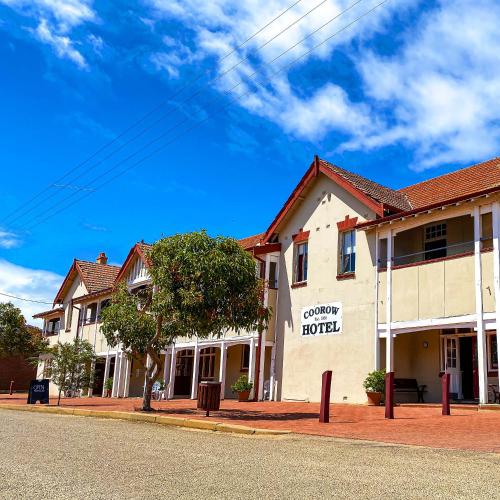 un edificio al costado de una calle en The Coorow Hotel, en Coorow