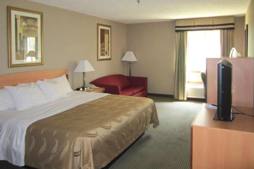 En eller flere senge i et værelse på Quality Inn Nashville - Bloomington