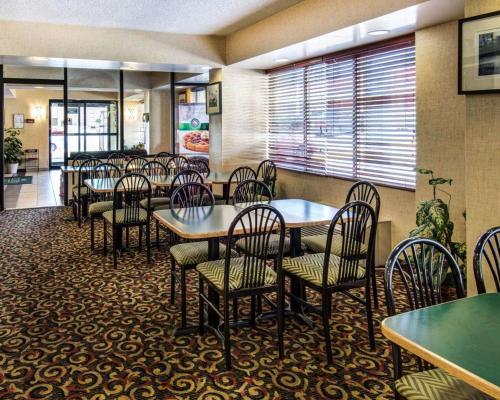 jadalnia ze stołami i krzesłami w restauracji w obiekcie Quality Inn Takoma Park w mieście Takoma Park