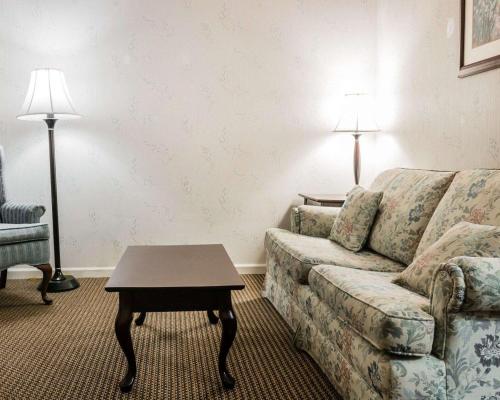 a living room with a couch and a coffee table at Econo Lodge & Suites Grand Rapids Airport in Cascade