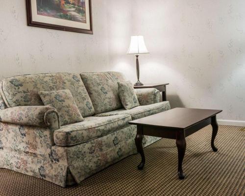a living room with a couch and a coffee table at Econo Lodge & Suites Grand Rapids Airport in Cascade