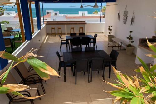 a dining room with a black table and chairs at Rubí Joyas del Mar Bahia de Kino in Bahía Kino