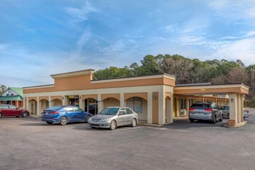 a car dealership with cars parked in a parking lot at Econo Lodge in Kosciusko