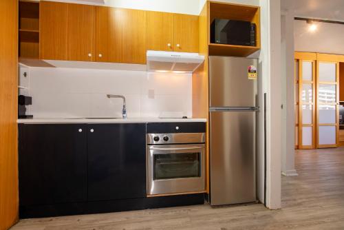 Кухня или мини-кухня в Ridge Apartment Hotel

