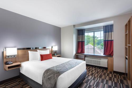 Postel nebo postele na pokoji v ubytování Microtel Inn & Suites by Wyndham Amsterdam NY
