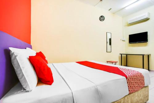 A bed or beds in a room at OYO 89615 T Family Hotel