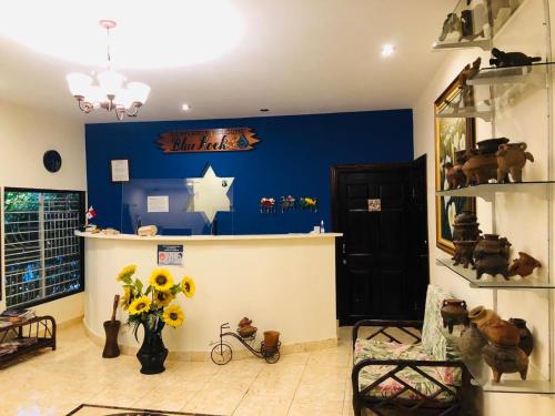 um quarto com uma parede azul com uma estrela em BlueRock Hostal em David