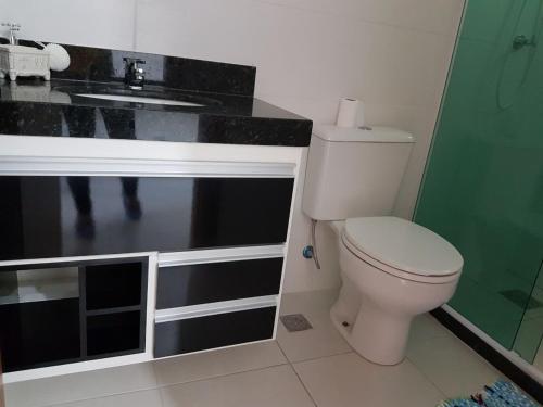 y baño con aseo, ducha y lavamanos. en Le Bon Vivant 207, en Arraial do Cabo