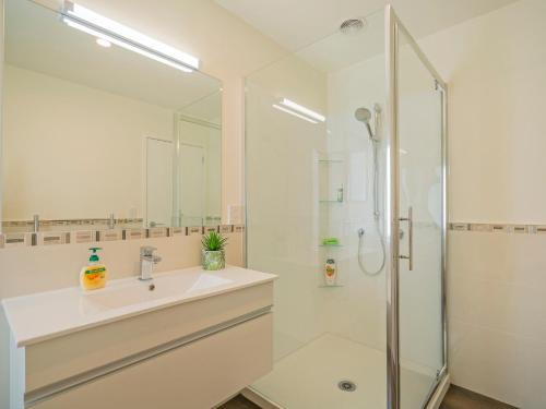 y baño con lavabo y ducha. en Peace and Paradise - Whitianga Holiday Home, en Whitianga