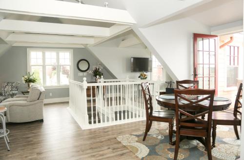 sala de estar con mesa y sillas en Almondy Inn Bed & Breakfast, en Newport