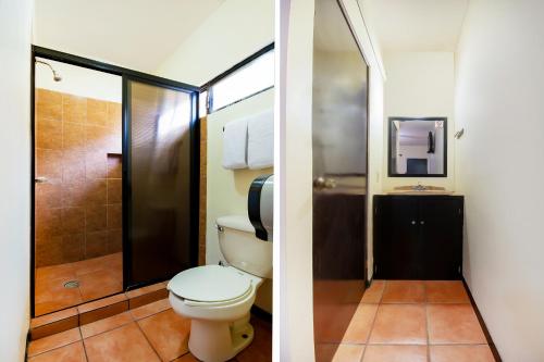 two images of a bathroom with a toilet and a shower at HOTELES CATEDRAL Torreón in Torreón