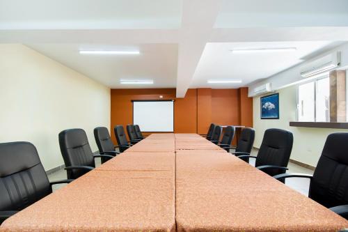 a conference room with a long table and chairs at HOTELES CATEDRAL Torreón in Torreón