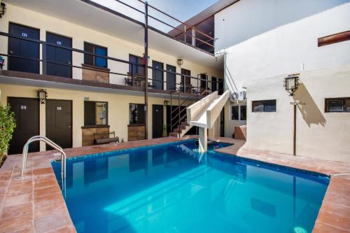 una piscina en el patio trasero de una casa en HOTELES CATEDRAL Torreón, en Torreón