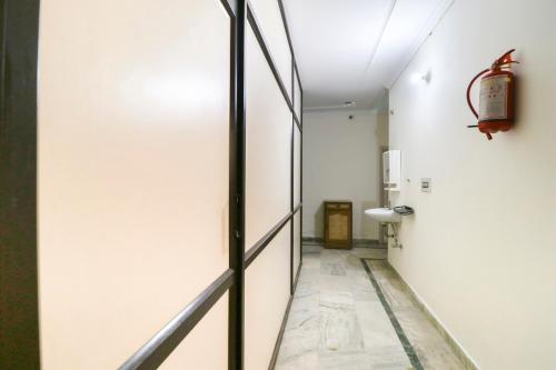 um corredor num quarto de hospital com uma porta aberta em OYO 64955 Arun Palace em Chandīgarh