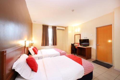 Katil atau katil-katil dalam bilik di Super OYO 447 Comfort Hotel Meru