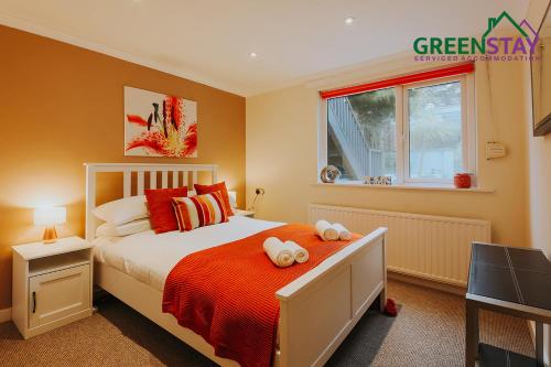 Rúm í herbergi á "The Garden Apartment Newquay" by Greenstay Serviced Accommodation - Beautiful 2 Bed Apartment With Parking & Outside Terrace, Close To Beaches, Shops & Restaurants -Perfect For Families, Couples, Small Groups & Business Travellers