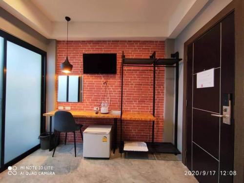 TV a/nebo společenská místnost v ubytování Modern Budget Hotel
