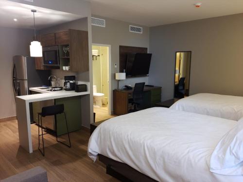 En eller flere senge i et værelse på Staybridge Suites - Guadalajara Novena, an IHG Hotel