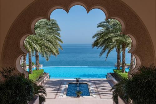 Bazén v ubytování Shangri-La Al Husn, Muscat - Adults Only Resort nebo v jeho okolí