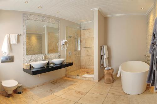 A bathroom at Periwinkle Lodge Guest House