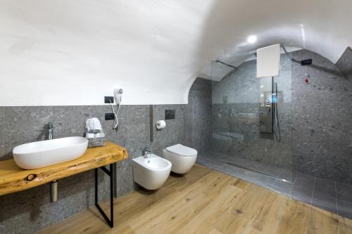 a bathroom with two sinks and a toilet and a shower at Agriturismo Cà Gianin in Vervio