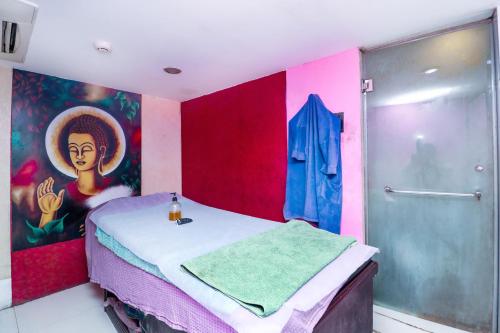 En eller flere senger på et rom på Hotel Rajshree & Spa