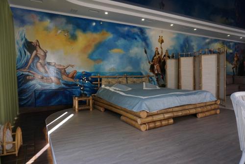 Schlafzimmer mit Wandgemälde in der Unterkunft Great accommodation for rest and relaxation! in Vishenki