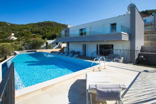 Gallery image of Luxury Blue Villas Vis in Vis