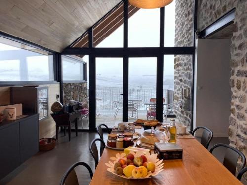 uma sala de jantar com uma mesa com fruta em L’Estive d’Aubrac em Aubrac