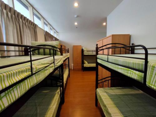 Ce dortoir comprend plusieurs lits superposés. dans l'établissement 538 Dormitel, à Manille