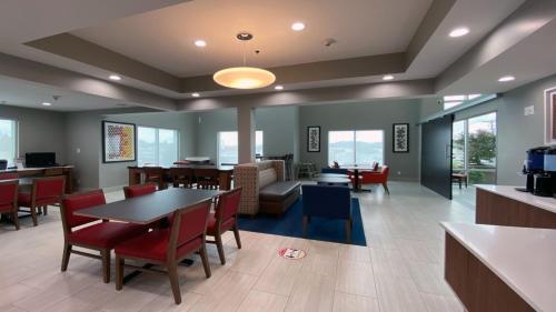 A restaurant or other place to eat at Holiday Inn Express Hotel & Suites Somerset Central, an IHG Hotel