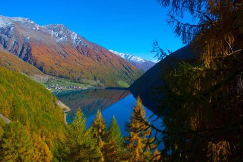 a view of a lake in the mountains at Untervernatsch Fewo Enzian in Senales