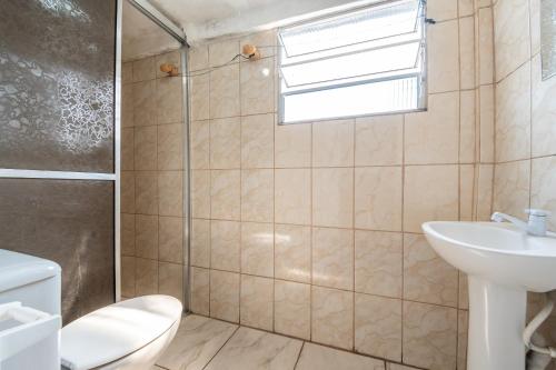 a bathroom with a toilet and a sink at Hotel Mogi in Mogi das Cruzes