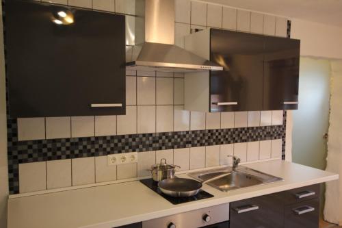 Kuchyň nebo kuchyňský kout v ubytování Ferienwohnung Fischach