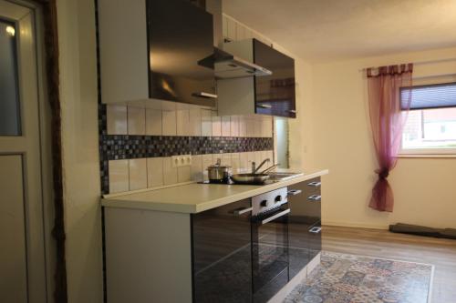 cocina con fregadero y encimera en Ferienwohnung Fischach, en Fischach