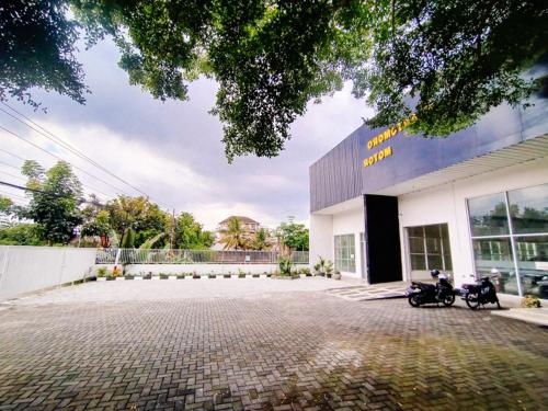 ein Gebäude mit zwei Motorrädern, die draußen geparkt sind in der Unterkunft RedDoorz At Artomoro Guest House in Yogyakarta