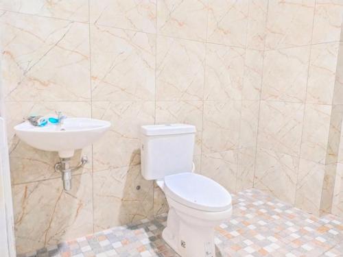 une salle de bains avec toilettes et lavabo dans l'établissement RedDoorz At Artomoro Guest House, à Yogyakarta