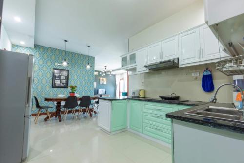 Virtuvė arba virtuvėlė apgyvendinimo įstaigoje Bai Sau Apartment