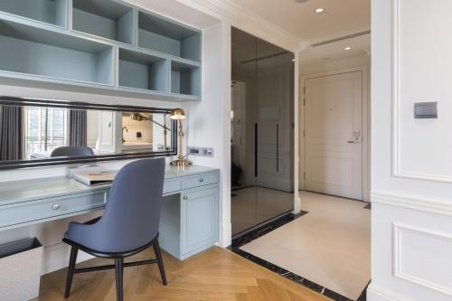 Una cocina o cocineta en Bach Suites Saigon, a Member of Design Hotels
