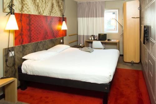 Ein Bett oder Betten in einem Zimmer der Unterkunft ibis Birmingham Bordesley