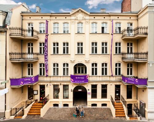 un edificio en Londres con gente parada frente a él en Blooms Boutique Hostel, en Poznan