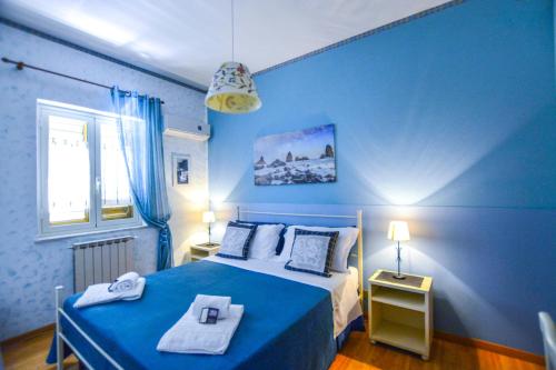 a blue bedroom with a bed and a blue wall at B&B Alfio Tomaselli in Nicolosi