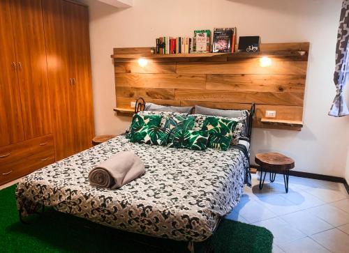 1 dormitorio con 1 cama con sombrero en Grazioso bilocale pieno centro, en Módena
