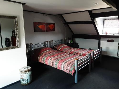 um quarto com 2 camas e um espelho em D'n Engel em Sittard