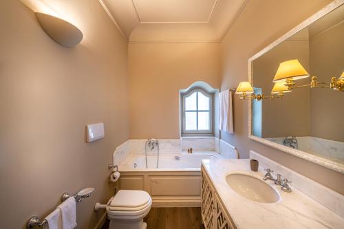 Bilik mandi di Villa Cristina luxury property in Rapallo
