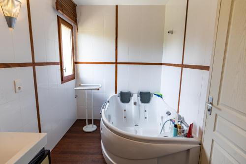 Ванная комната в Maison de Vacances - Domaine de la Couvée