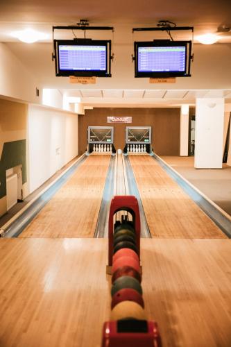 a bowling alley with a ball in the middle at Ośrodek Wypoczynkowy Kalwa in Pasym